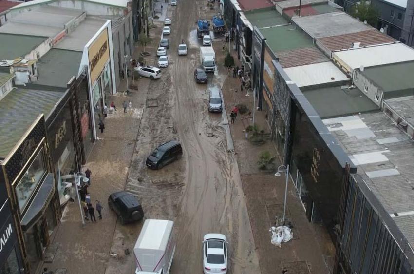 İstanbul sele teslim oldu! Sokaklar göle döndü, acı haberler peş peşe geldi
