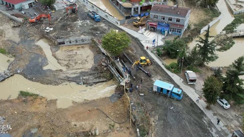 İstanbul sele teslim oldu! Sokaklar göle döndü, acı haberler peş peşe geldi