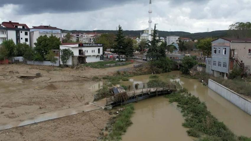 İstanbul sele teslim oldu! Sokaklar göle döndü, acı haberler peş peşe geldi