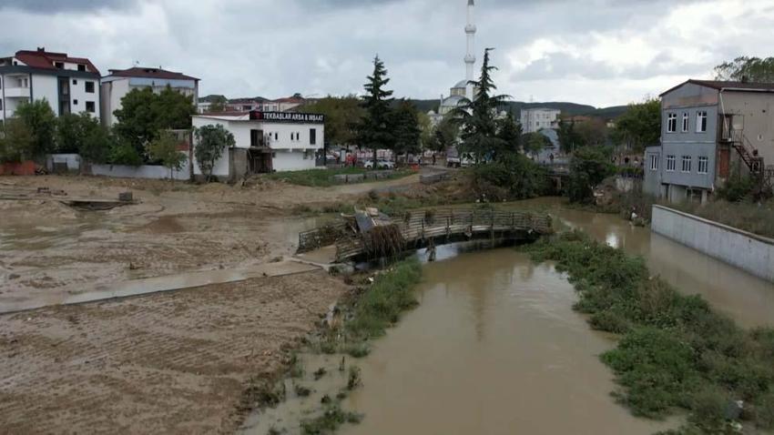 İstanbul sele teslim oldu! Sokaklar göle döndü, acı haberler peş peşe geldi