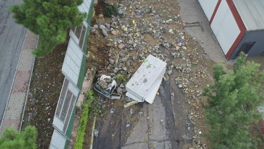 İstanbul sele teslim oldu! Sokaklar göle döndü, acı haberler peş peşe geldi