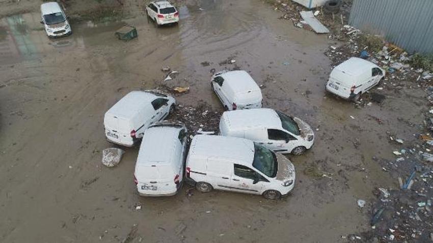 İstanbul sele teslim oldu! Sokaklar göle döndü, acı haberler peş peşe geldi