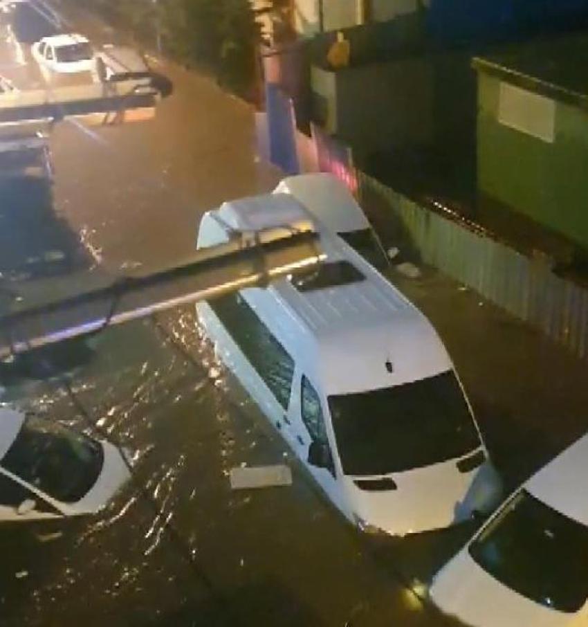 İstanbul sele teslim oldu! Sokaklar göle döndü, acı haberler peş peşe geldi