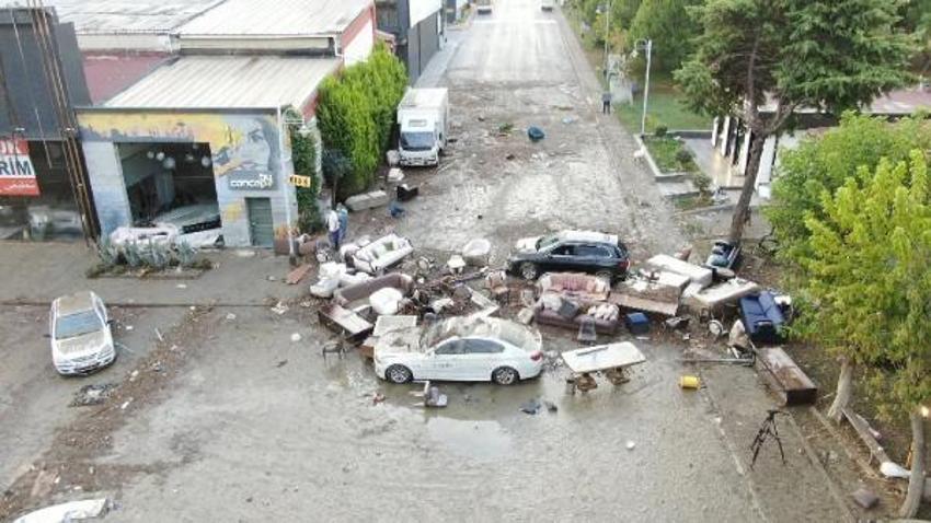İstanbul sele teslim oldu! Sokaklar göle döndü, acı haberler peş peşe geldi
