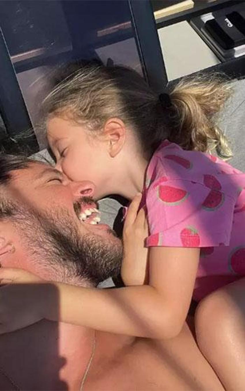 Anıl Altan takipçisinin yorumuna sinirlendi: 'Çiğ et yediriyoruz'
