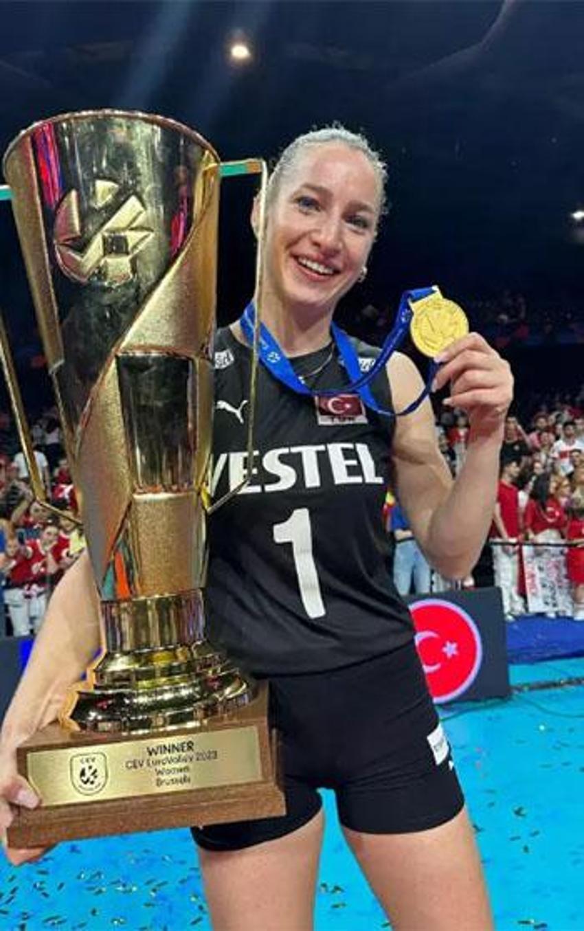 Filenin Sultanları'ndan Gizem Örge'nin Çeşme'de tatil keyfi