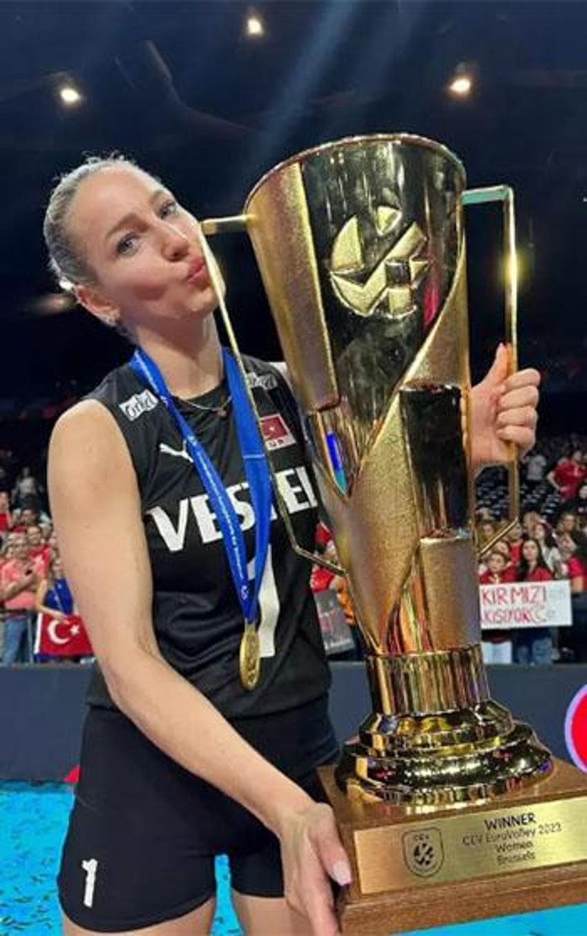 Filenin Sultanları'ndan Gizem Örge'nin Çeşme'de tatil keyfi