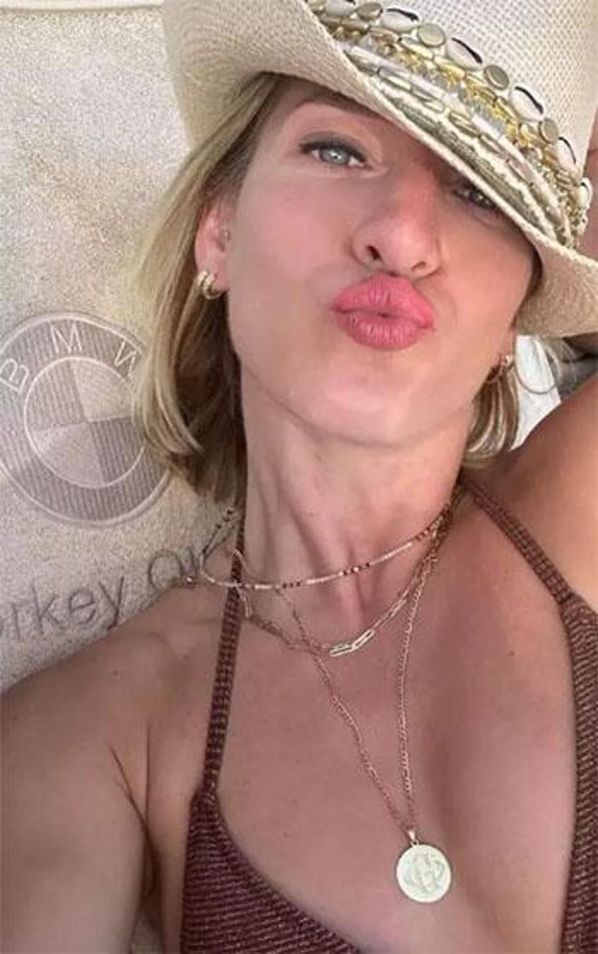 Filenin Sultanları'ndan Gizem Örge'nin Çeşme'de tatil keyfi