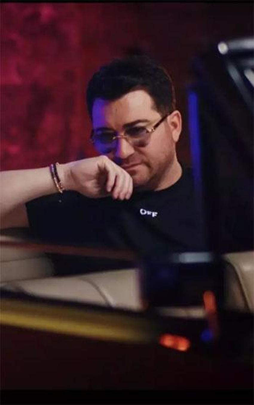 Murat Kurşun'u hayranı arkasından iterek havuza düşürdü