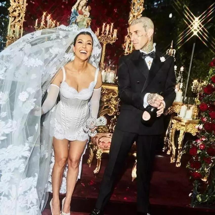 Kourtney Kardashian'dan üzen haber! Karnındaki bebeğini ameliyat ettiler