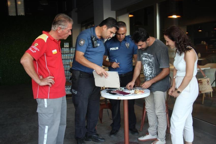 Yeni evli çift balayı yolunda gelen telefonla şaşkına döndü! 'Şaka' sandılar ama durum çok başkaydı