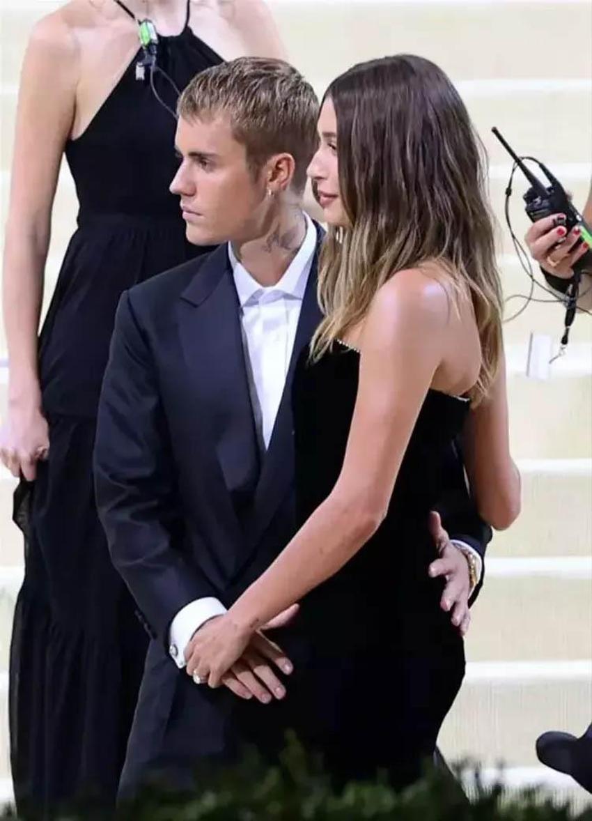 Justin Bieber evlilik yıl dönümünü romantik sözlerle kutladı! “En değerli olana, sevgilime”