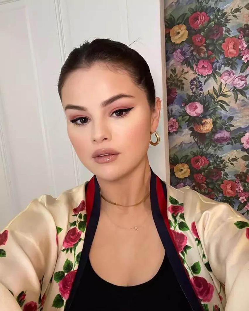 Ünlü Şarkıcı Selana Gomez dekoltesiyle hayranlarının diline düştü! “Alay konusu olmaktansa….”