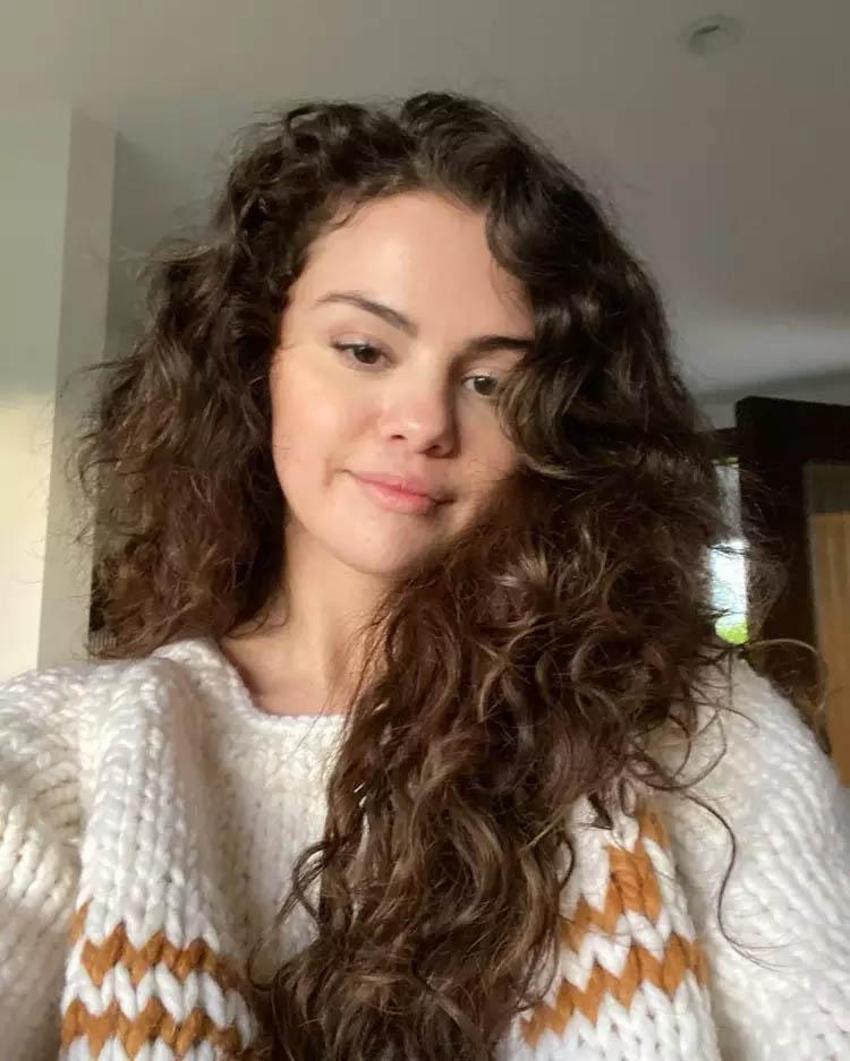 Ünlü Şarkıcı Selana Gomez dekoltesiyle hayranlarının diline düştü! “Alay konusu olmaktansa….”