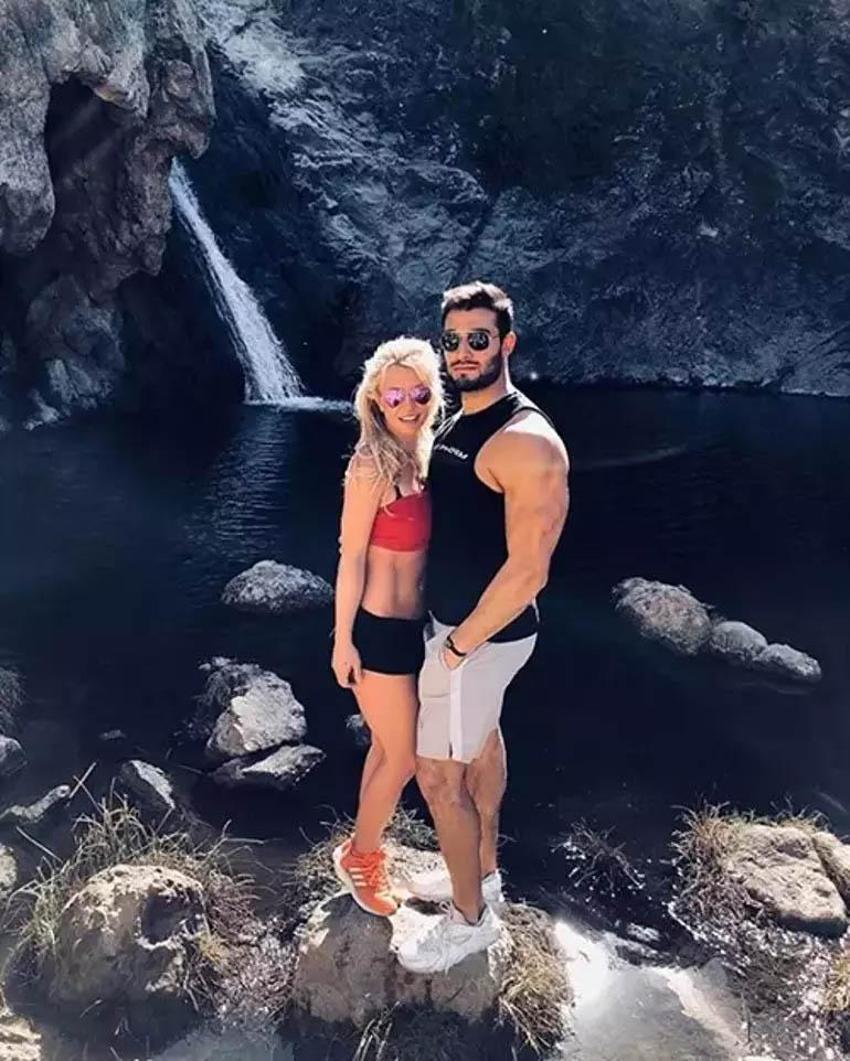 Britney Spears sabıkalı genç adamla ilişki yaşıyor! Tuvaletleri temizleyip, çöpü dökmesi için işe almıştı
