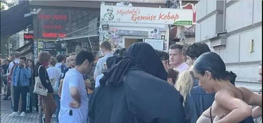 Kanye West ve eşi Bianca Censori Türk dönerci kuyruğunda