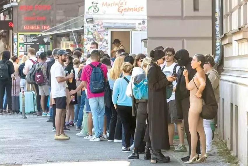 Kanye West ve eşi Bianca Censori Türk dönerci kuyruğunda