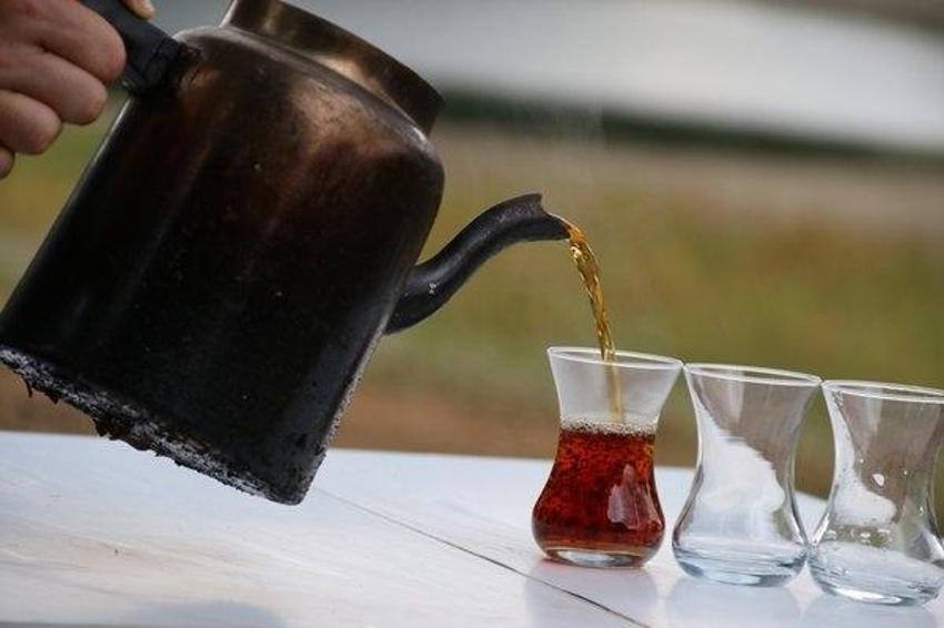 Ağzınızın tadı bozulmasın! Bu karışım kararan çaydanlığı pırıl pırıl yapıyor