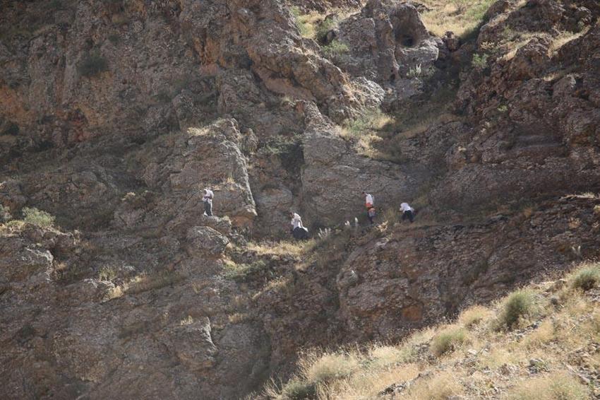 Hakkari'de Cilo Dağı'nın 3 bin rakımında çıkarıyor kilosunu 2 bin 500 TL’den satıyor!