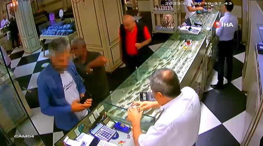 Kuyumcuları düşük ayarlı altın dolandırıcılığından gözaltına alındılar gazetecilere tepki gösterdiler: Basına haber veriliyor! Çok ayıp bir şey
