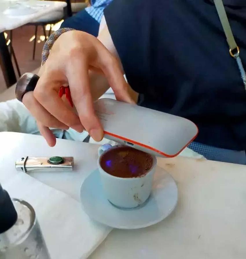 İpek Tuzcuoğlu kahvesini dezenfekte etti! Görenler büyük bir şaşkınlık yaşadı