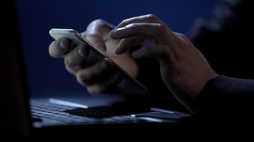 Telefonunuzun mesajları kopyalanıyor olabilir! Akıllı telefonlardaki casus nasıl yakalanır?