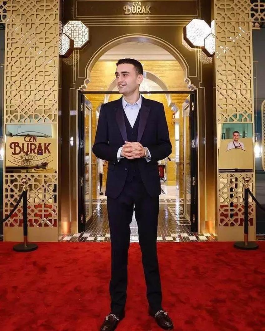CZN Burak'a Özbek hayranı araba hediye etti! Yeni işi için araçlarını satmıştı!