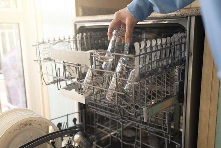 Bulanık bardakları pırıl pırıl yapıyor! Bu yöntemi bulaşık makinesinde deneyin