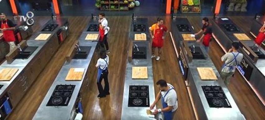 Hasan'ın reçetesi elden ele dolaştı! Şefler, MasterChef All Star'da tarif kağıdına cezayı kesti