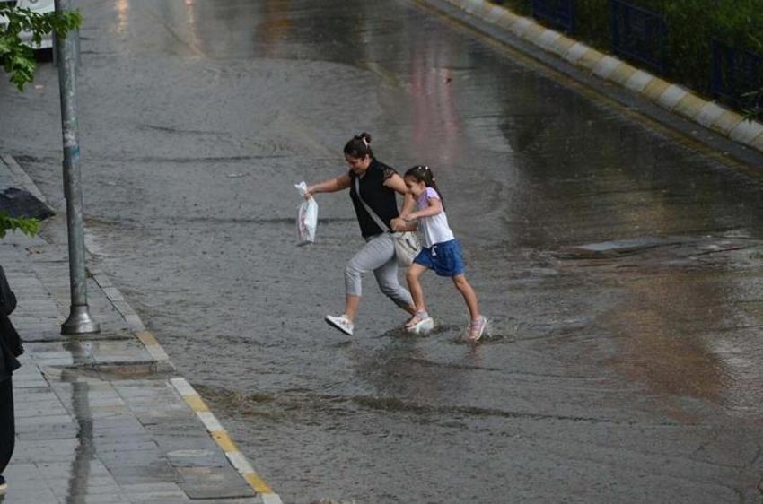 Sağanak İstanbul'u felç etti! Meteoroloji'den yeni alarm verildi