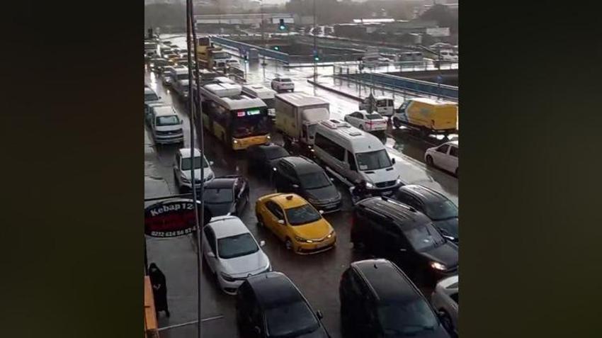 Sağanak İstanbul'u felç etti! Meteoroloji'den yeni alarm verildi