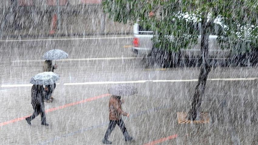 Sağanak İstanbul'u felç etti! Meteoroloji'den yeni alarm verildi