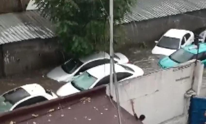 Sağanak İstanbul'u felç etti! Meteoroloji'den yeni alarm verildi