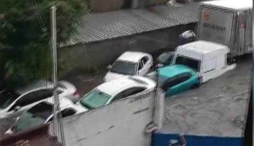 Sağanak İstanbul'u felç etti! Meteoroloji'den yeni alarm verildi