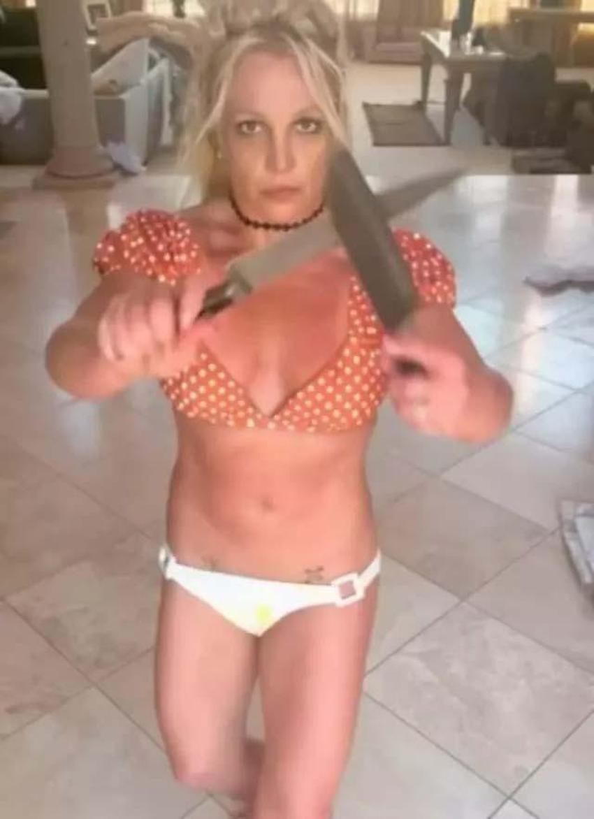 Keskin bıçaklarla dans şovu yaptı, polis kapısına dayandı!