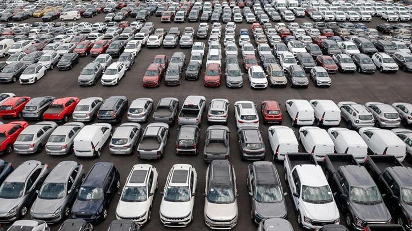 Araba fiyatlarında görüşmemiş rakamlar! Bayiler hem indirim yapıyor hem de hediye veriyor