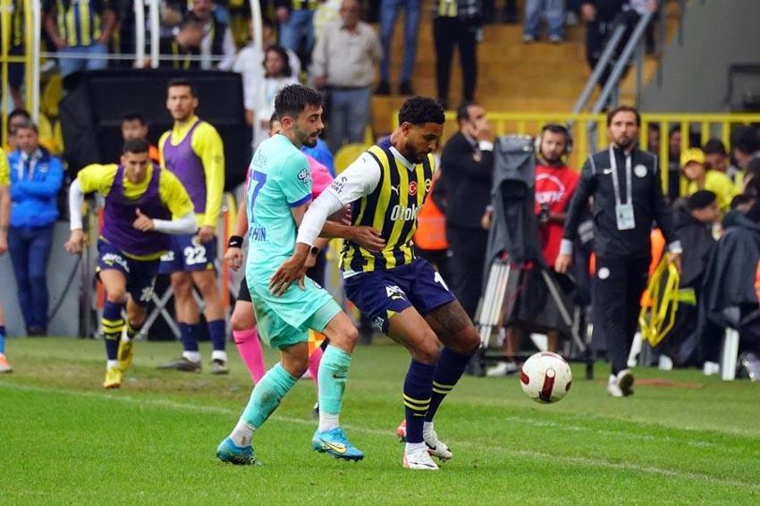 Tartışmalı pozisyonlar Fenerbahçe - Çaykur Rizespor maçına damga vurdu! Karşılaşma için olay iddia: Hakemleri yanlış yönlendiriyor, o günden beri penaltı verilmiyor!