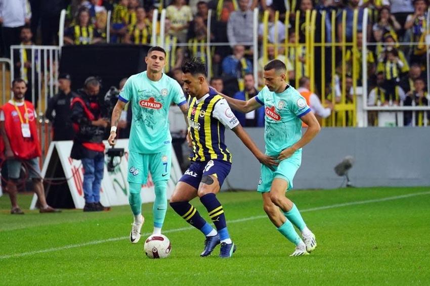 Tartışmalı pozisyonlar Fenerbahçe - Çaykur Rizespor maçına damga vurdu! Karşılaşma için olay iddia: Hakemleri yanlış yönlendiriyor, o günden beri penaltı verilmiyor!