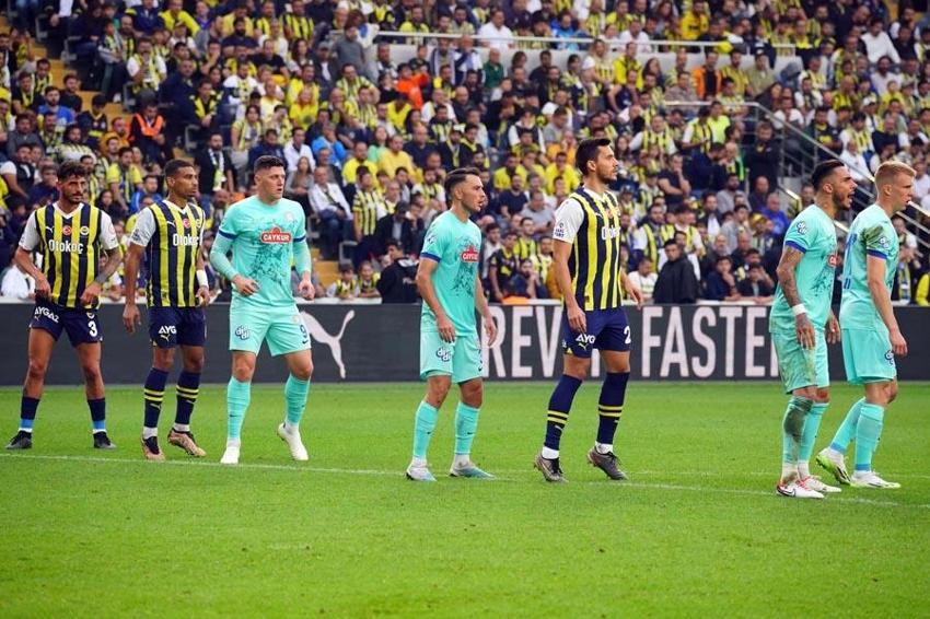 Tartışmalı pozisyonlar Fenerbahçe - Çaykur Rizespor maçına damga vurdu! Karşılaşma için olay iddia: Hakemleri yanlış yönlendiriyor, o günden beri penaltı verilmiyor!
