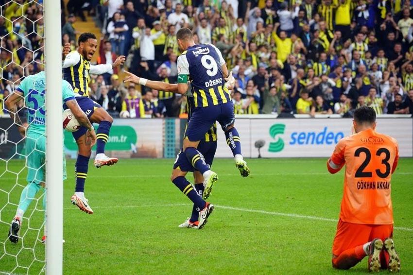 Tartışmalı pozisyonlar Fenerbahçe - Çaykur Rizespor maçına damga vurdu! Karşılaşma için olay iddia: Hakemleri yanlış yönlendiriyor, o günden beri penaltı verilmiyor!