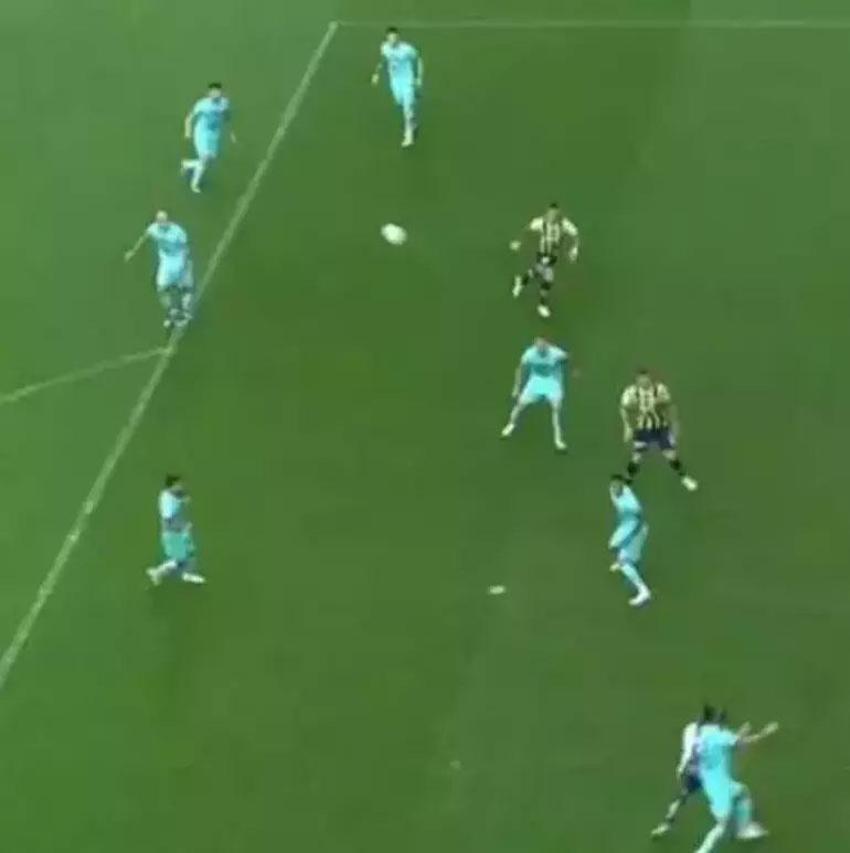 Tartışmalı pozisyonlar Fenerbahçe - Çaykur Rizespor maçına damga vurdu! Karşılaşma için olay iddia: Hakemleri yanlış yönlendiriyor, o günden beri penaltı verilmiyor!