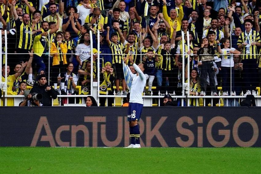 Tartışmalı pozisyonlar Fenerbahçe - Çaykur Rizespor maçına damga vurdu! Karşılaşma için olay iddia: Hakemleri yanlış yönlendiriyor, o günden beri penaltı verilmiyor!