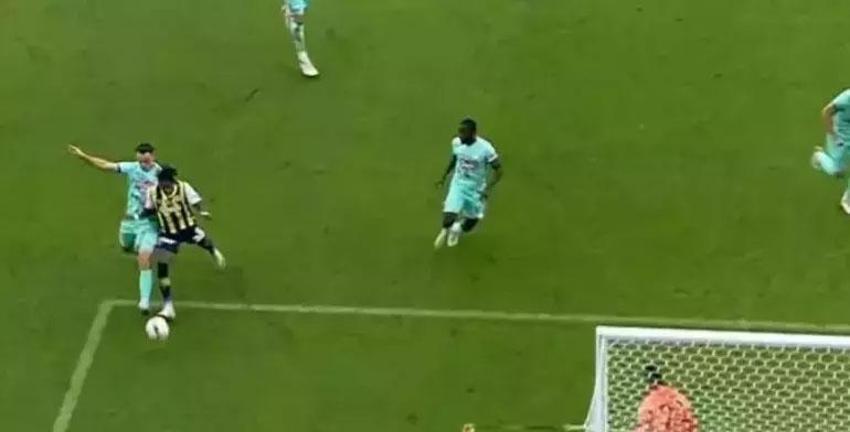Tartışmalı pozisyonlar Fenerbahçe - Çaykur Rizespor maçına damga vurdu! Karşılaşma için olay iddia: Hakemleri yanlış yönlendiriyor, o günden beri penaltı verilmiyor!