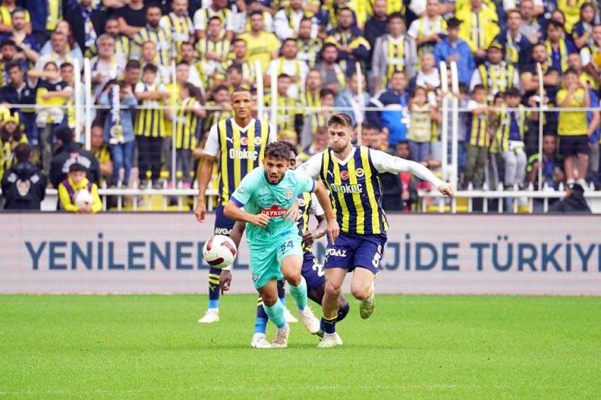 Tartışmalı pozisyonlar Fenerbahçe - Çaykur Rizespor maçına damga vurdu! Karşılaşma için olay iddia: Hakemleri yanlış yönlendiriyor, o günden beri penaltı verilmiyor!