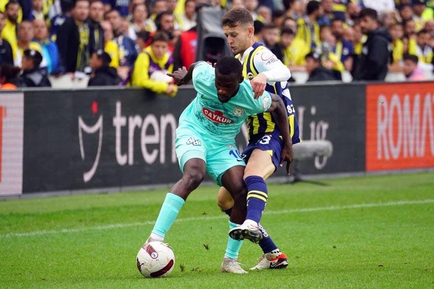 Tartışmalı pozisyonlar Fenerbahçe - Çaykur Rizespor maçına damga vurdu! Karşılaşma için olay iddia: Hakemleri yanlış yönlendiriyor, o günden beri penaltı verilmiyor!