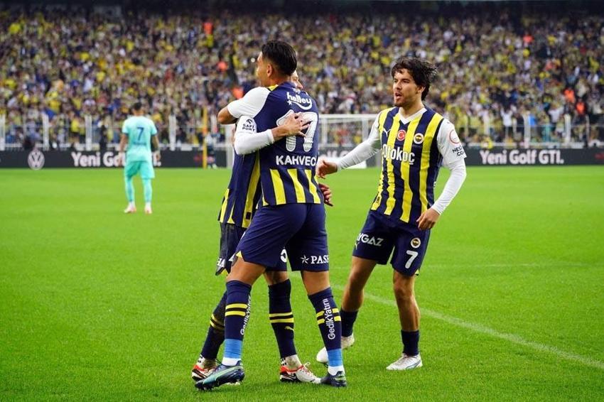 Tartışmalı pozisyonlar Fenerbahçe - Çaykur Rizespor maçına damga vurdu! Karşılaşma için olay iddia: Hakemleri yanlış yönlendiriyor, o günden beri penaltı verilmiyor!