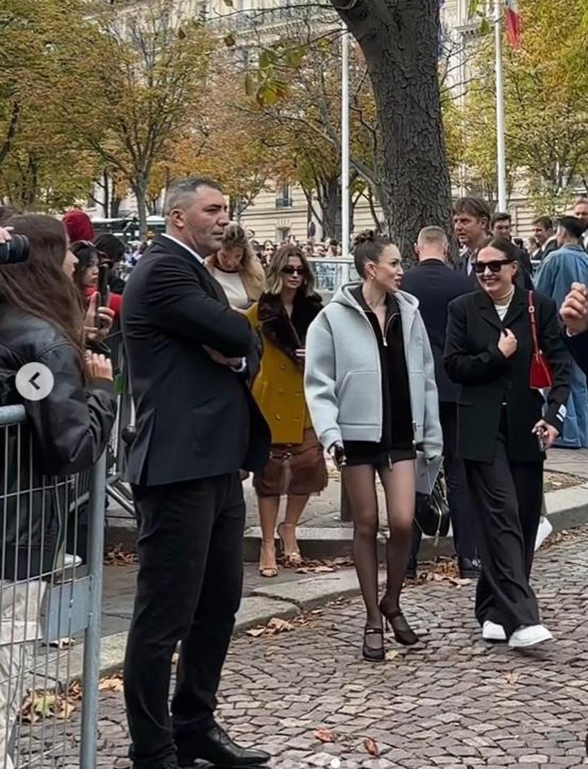 Duygu Özaslan, külotla defileye gitti! Dünyada trend