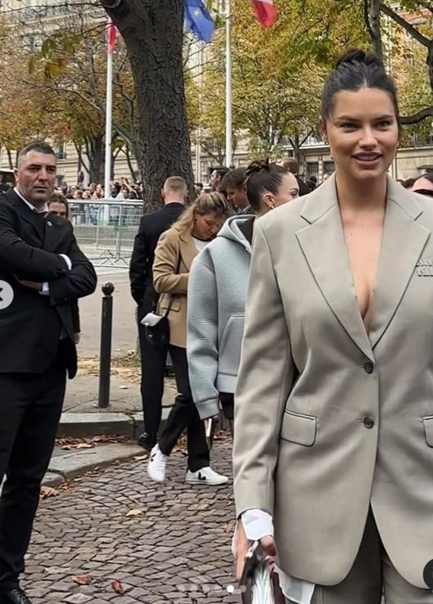Duygu Özaslan, külotla defileye gitti! Dünyada trend