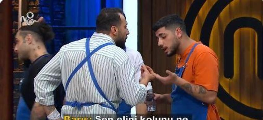 MasterChef Barış mavi önlüğü çıkardı, siyahı giydi! MasterChef All Star'da Barış diskalifiye mi oldu?