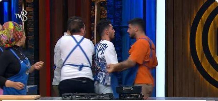 MasterChef Barış mavi önlüğü çıkardı, siyahı giydi! MasterChef All Star'da Barış diskalifiye mi oldu?
